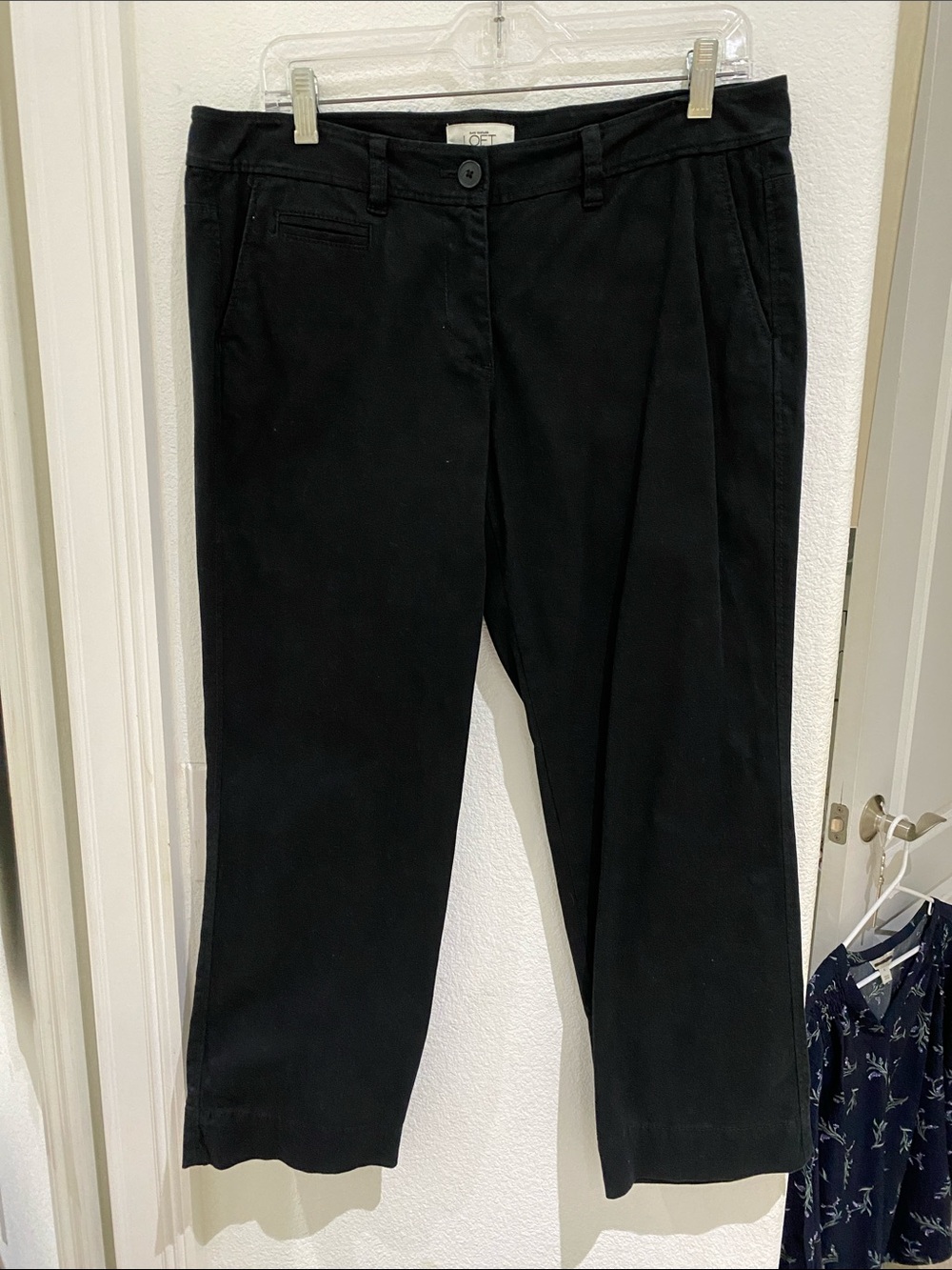 LOFT Black Capri Pants - Size 8 - Style 238253 - Excellent Condition